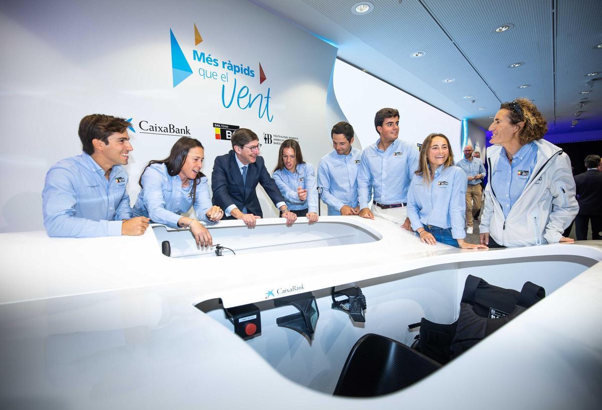 El presidente de CaixaBank, José Ignacio Goirigolzarri, junto al equipo de Copa América de vela de mujeres y jóvenes Sail Team BCN.