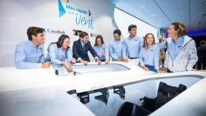 El presidente de CaixaBank, José Ignacio Goirigolzarri, junto al equipo de Copa América de vela de mujeres y jóvenes Sail Team BCN.