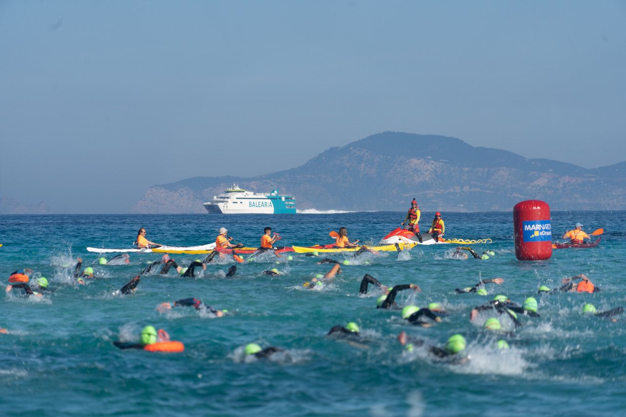 Más de 500 nadadores participan en la Marnaton eDreams Formentera by Baleària