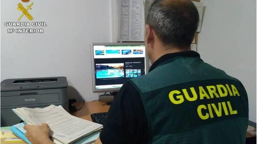 Un Guardia Civil revisa documentos de la operación.