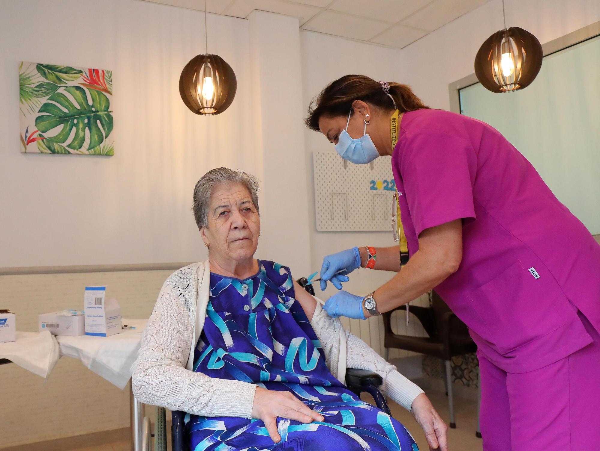 Empieza la campaña de vacunación con la cuarta dosis de covid en las residencias de ancianos