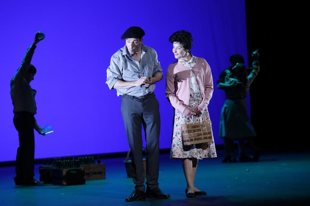 Corín Tellado emociona en el teatro Jovellanos