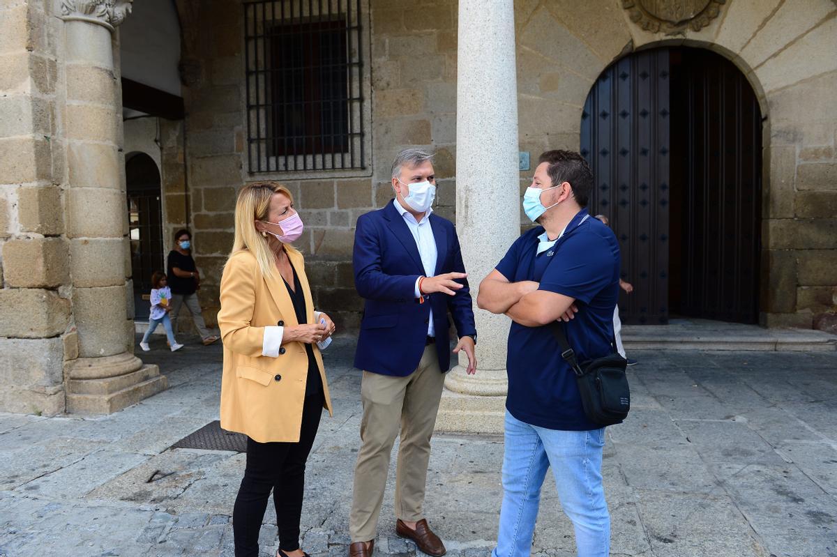 Nevado y Pizarro charlan con el padre afectado a las puertas del ayuntamiento.