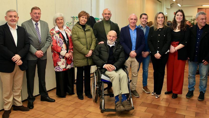 Por la izquierda, José Ramón Fiaño, Miguel Llanos, Mina Fernández, Carmen Moriyón, Jesús Martínez Salvador, José Luis Pérez, Abel Junquera, Javier Suárez Llana, Cristina Villanueva, Olaya Suárez y José Ramón Tuero, ayer, en la cena de "Les Caseríes".