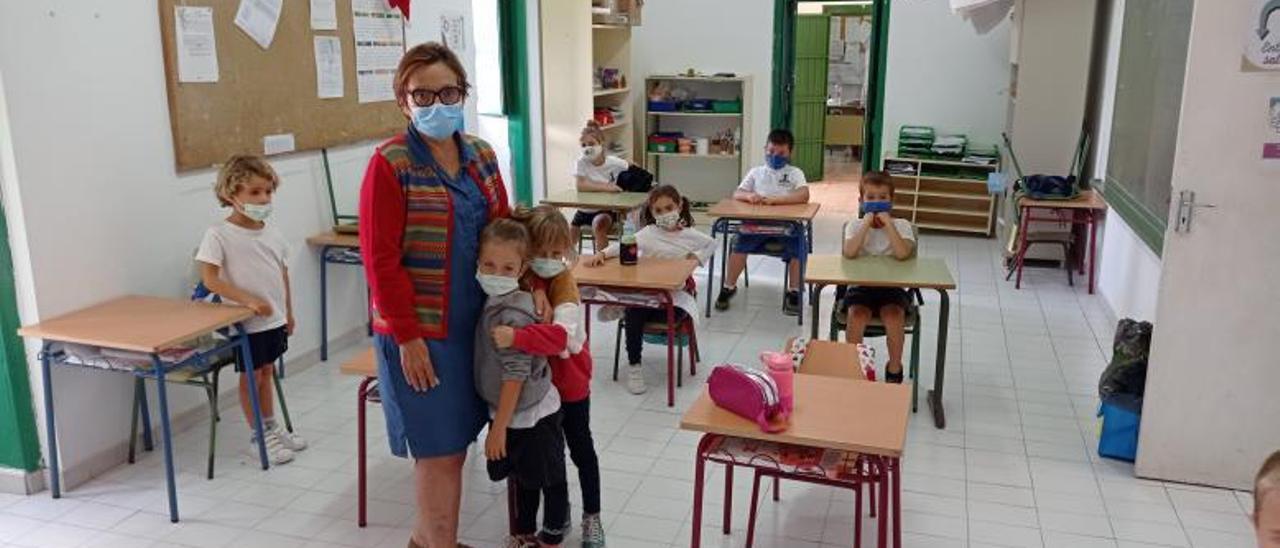 Imagen de la maestra Toñi Medina con alumnos del CEIP Tostón, en El Cotillo