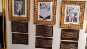 Dos retratos de Trump y el autopen en representación de Biden, en el nuevo paseo de la fama de presidentes en la Casa Blanca.