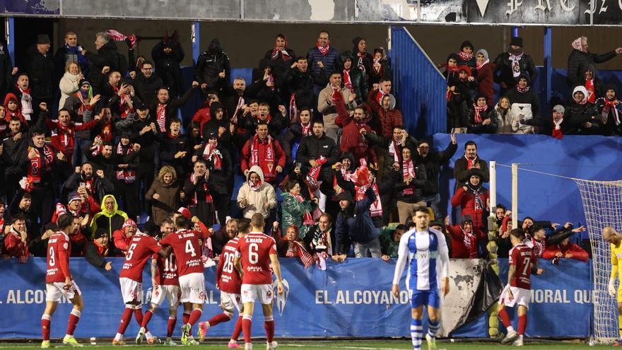 El Real Murcia gana al Alcoyano y confirma su gran momento (2-3)