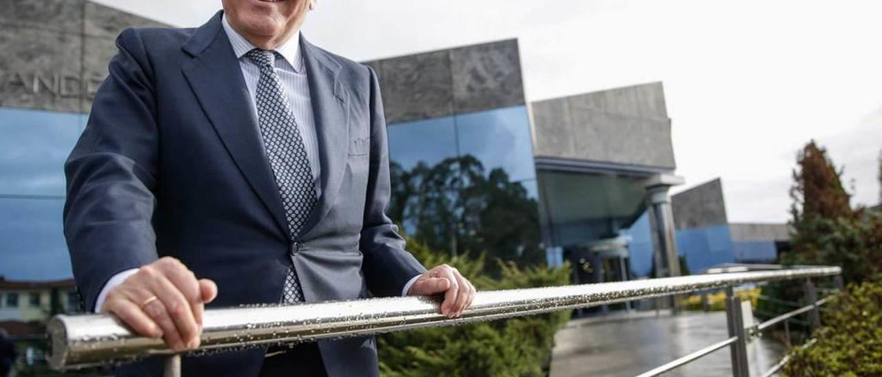 Luis Fernández-Vega, en la entrada de la clínica oftalmológica de su familia en Oviedo.