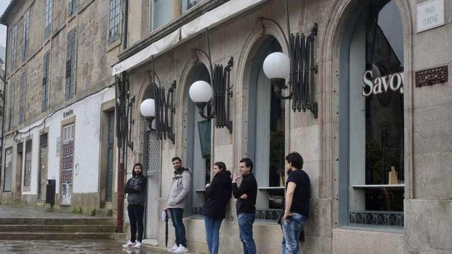 Los empleados del Café Savoy de Pontevedra hacen cola para firmar el ERTE que afecta al negocio. // R. V.