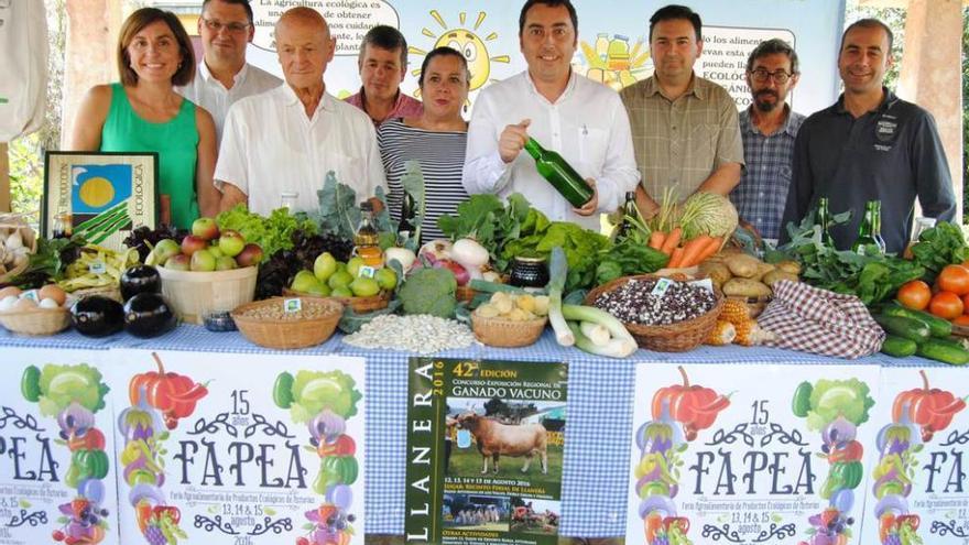 El Alcalde, en el centro, con técnicos, políticos y productores en la presentación, en Posada.