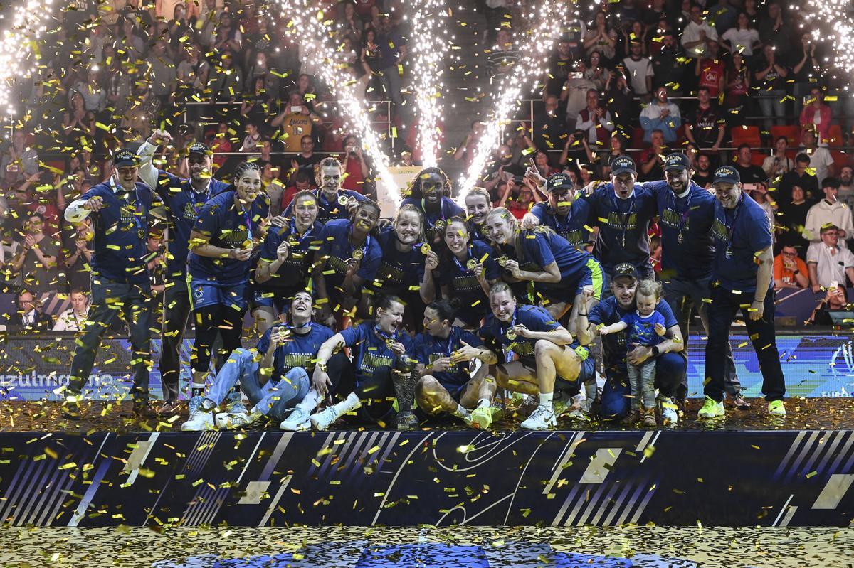 La plantilla del USK Praga celebra el título de la Euroliga del pasado año, logrado en Zaragoza.