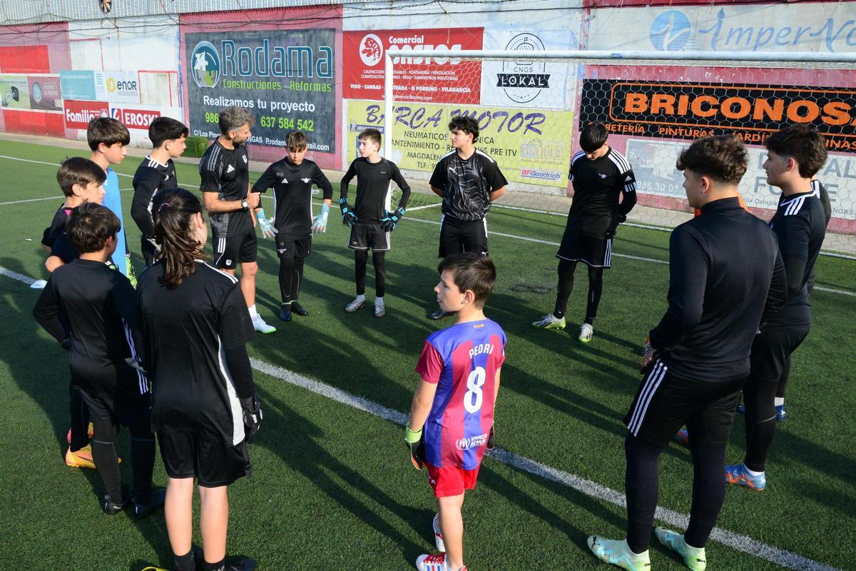 Manu Sotelo da instrucciones en el terreno de juego a los futbolistas.