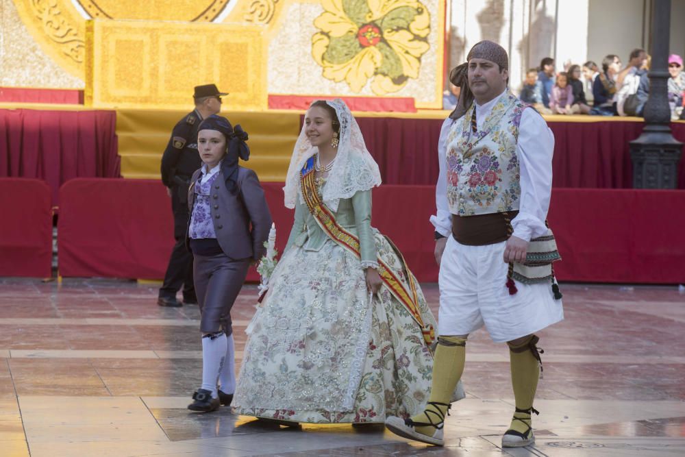 Desfile de las falleras mayores de las diferentes comisiones durante la procesión general de la Mare de Déu dels Desemparats.