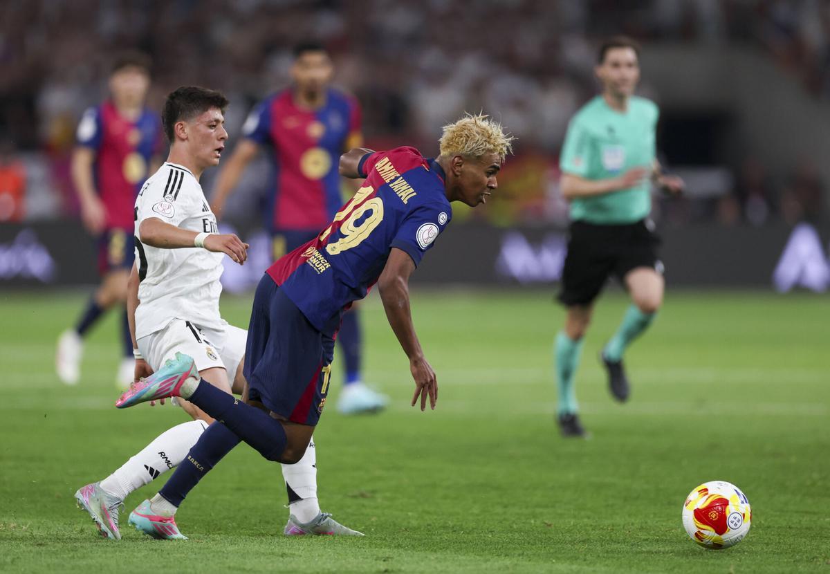 Arda G邦ler y Lamine Yamal, durante la final de Copa.