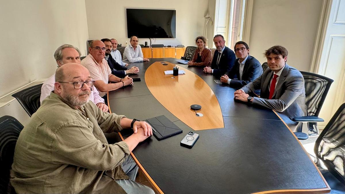Imagen de la reunión mantenida esta mañana ente rpresentantes del sector y representantes de PP y PSIB.