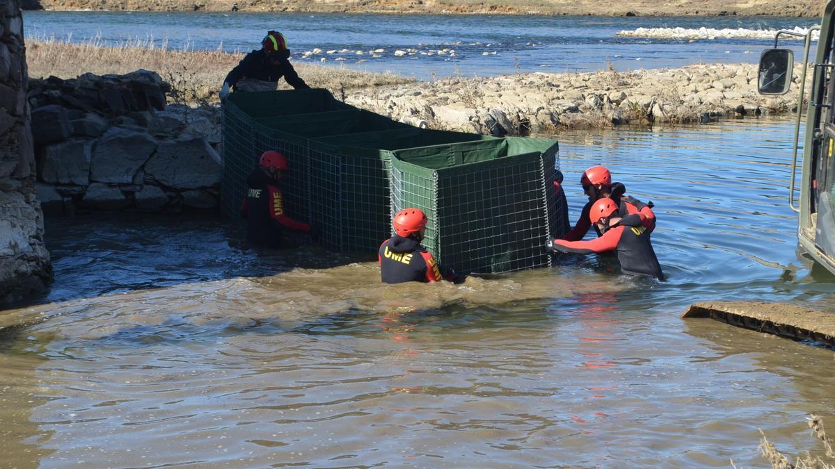 Efectivos de la UME en un simulacro por inundación en el embalse de Ricobayo. / E. P.