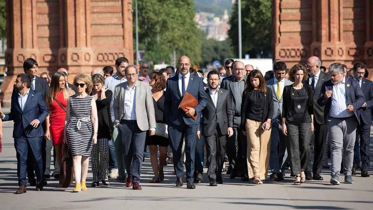 Buch llega al TSJC acompañado por el Govern para declarar por el 1-O