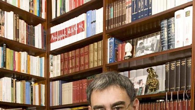 El escritor alicantino José Ferrándiz, junto a su obra sobre Azorín