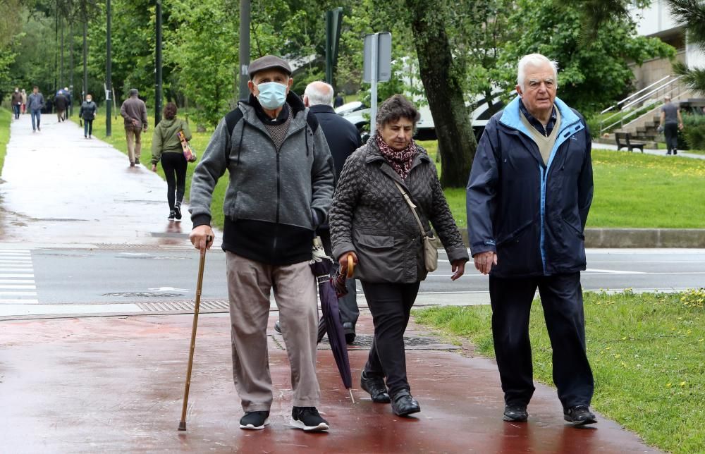 Los mayores de 70 y las personas dependientes de Vigo aprovecharon este sábado el primer día para salir a la calle durante la desescalada de medidas del coronavirus.