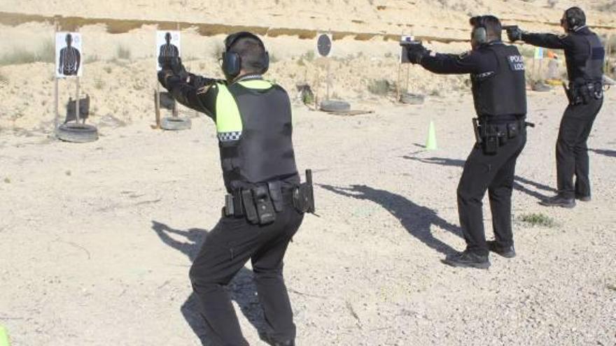 La Policía hace prácticas de tiro con fuego real simulando situaciones de estrés