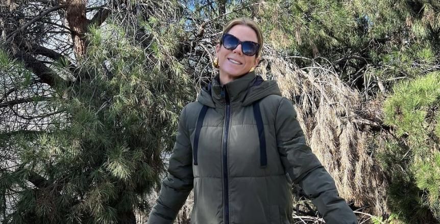 Amelia Bono con plumífero verde en Instagram