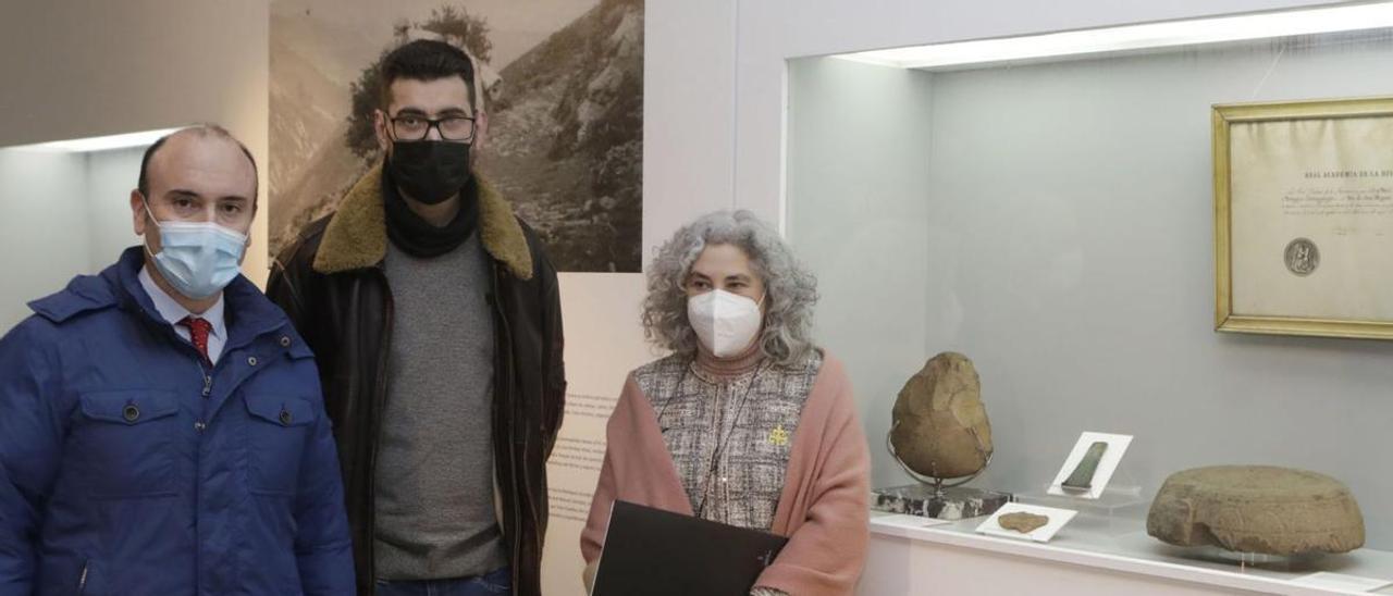 Pablo León –a la izquierda–, Carlos García Rodríguez y María Antonia Pedregal en el Arqueológico, ante la exposición dedicada al legado de José Manuel González. | |  FERNANDO RODRÍGUEZ