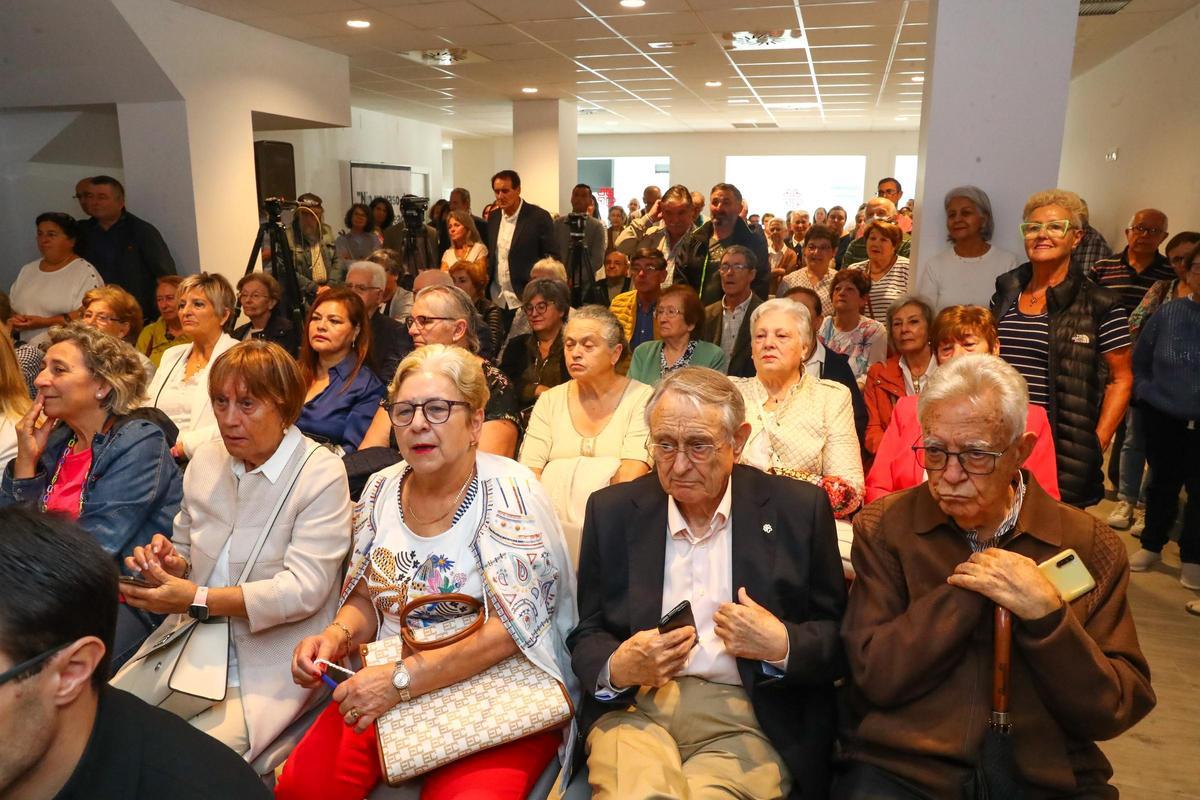 Decenas de socios, voluntarios y colaboradores de Cáritas abarrotaron el salón de actos.