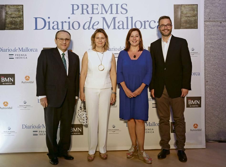 El presidente de Prensa Ibérica, Javier Moll, junto a la delegada del Gobierno, Maria Salom, la presidenta del Govern, Francina Armengol, y el ya ex alcalde de Palma, José Hila.