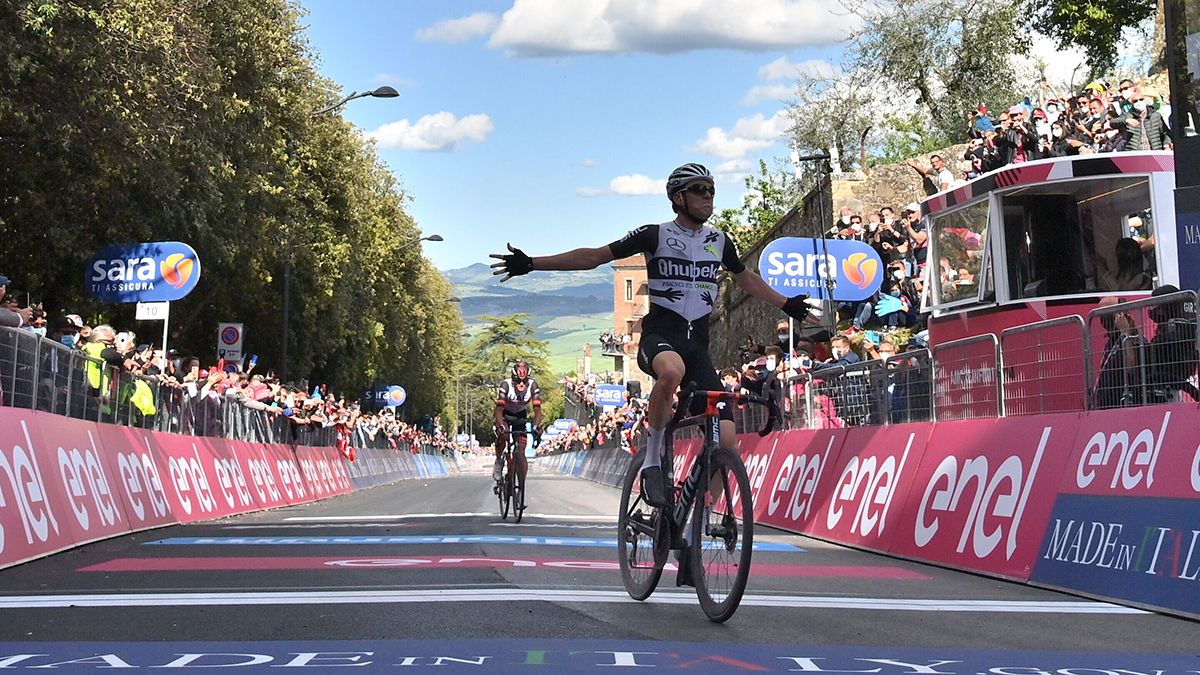 Mauro Schmid cruzando la meta de la etapa 11 del Giro de Italia 2021