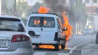 Arde un vehículo junto a la sede de la Policía Local de Ribadesella