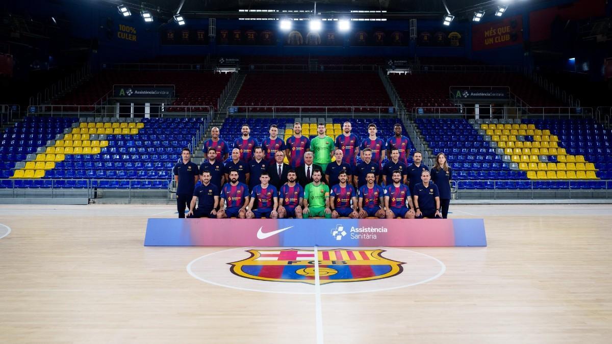 Foto oficial de la sección de fútbol sala con Joan Laporta