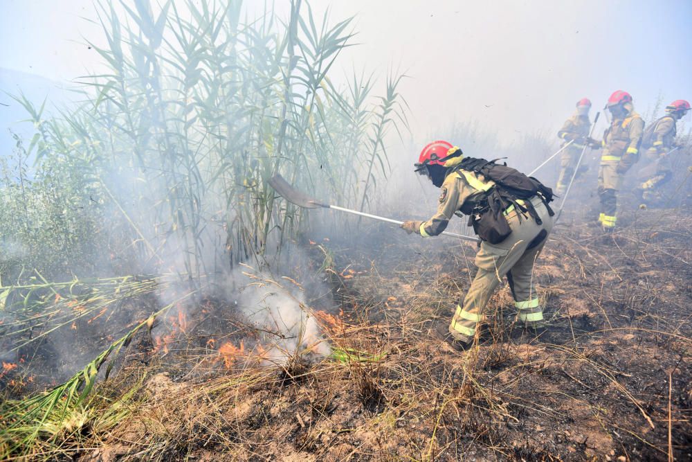 Despliegue contra un incendio cerca de casas en Lérez, Pontevedra