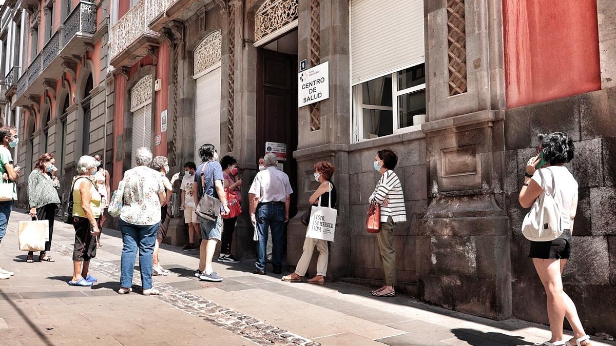 Numerosos usuarios hacen cola hoy martes en un centro de salud de Tenerife.