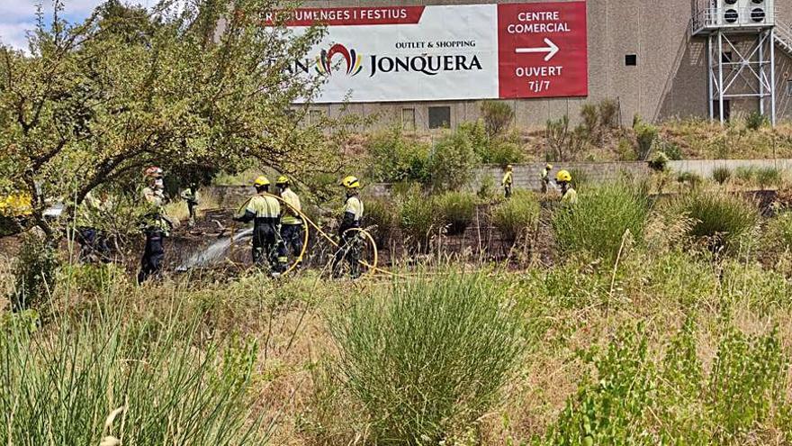 Els Bombers treballant en l’incendi. | POLICIA LOCAL DE LA JONQUERA
