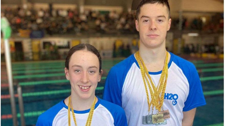 Nadadora infantil, Noa Leal y en categoría junior, Darío Soria. | SERVICIO ESPECIAL
