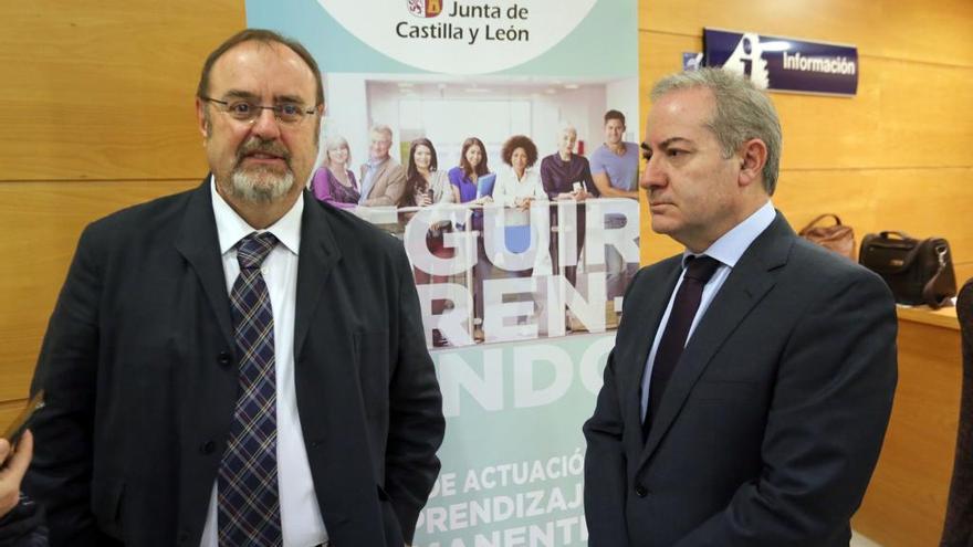 El consejero Fernando Rey, izquierda, ayer en Valladolid.