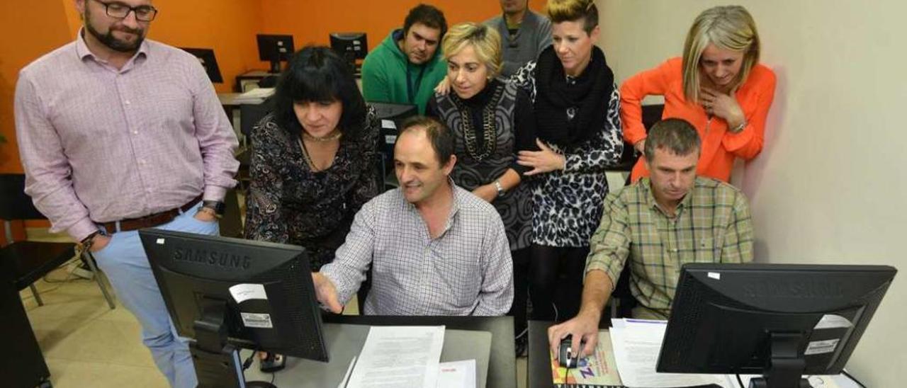 Algunos de los participantes en el curso de ofimática junto a su profesora. // Gustavo Santos