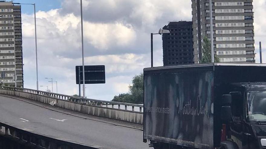 La zona cercana al edificio incendiado en Londres, este jueves