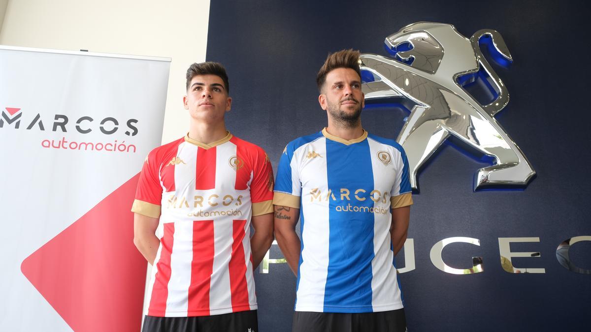 Nico Espinosa y Raúl Ruiz, capitán del Hércules, posan con las nuevas camisetas