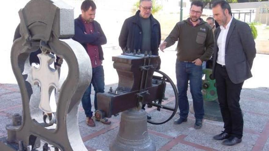 El alcalde, Rafael Serralta, observa las campanas de la iglesia.