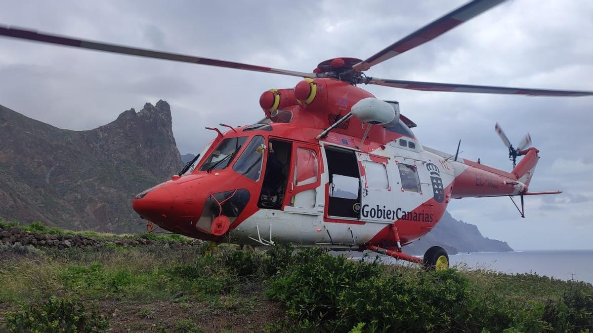 El helicóptero del GES rescata a una mujer herida en Santiago del Teide