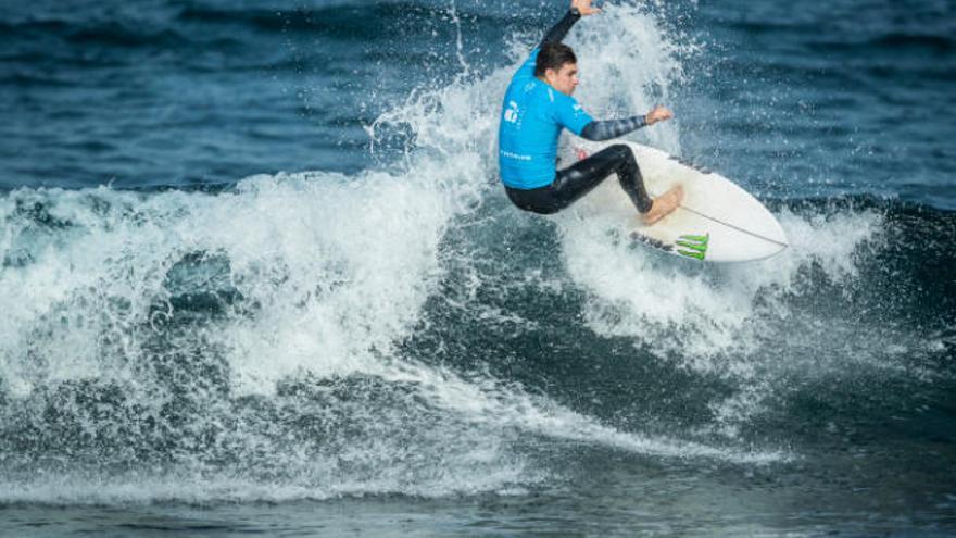 Los canarios, a gran nivel en aguas de Arona