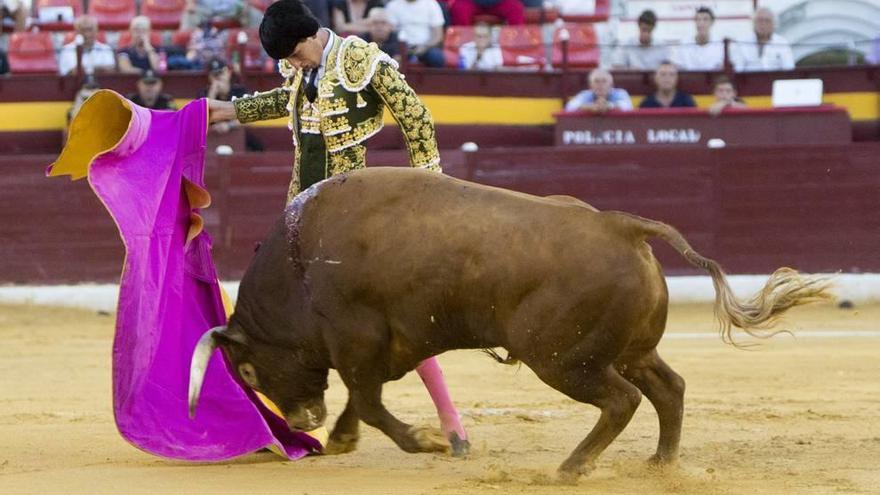 El espigado Marcos, de verde botella y oro, se marcó una faena muy torera con el capote.