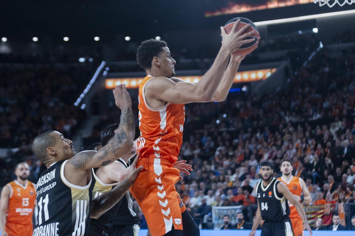 Neal Sako, en una de sus acciones ante el LDLC Asvel Villeurbanne.