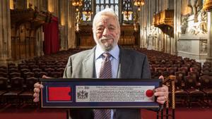 El compositor Stephen Sondheim, recogiendo un premio en Londres.