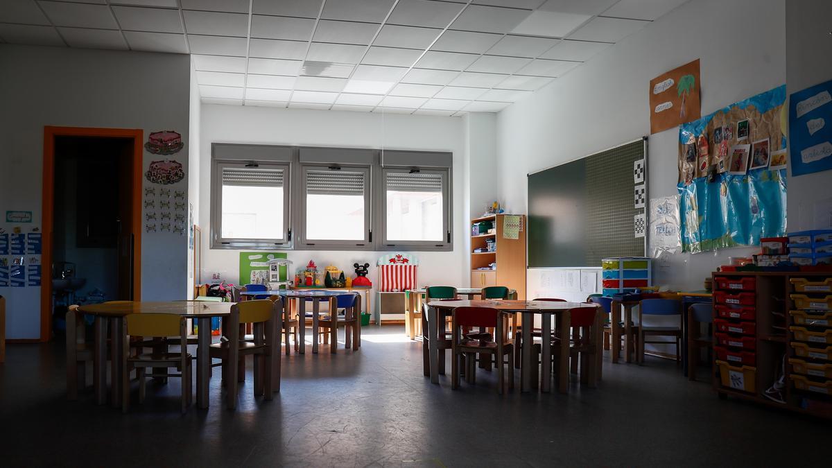 Sillas y mesas de un aula en el interior del Colegio Nobelis de Valdemoro.