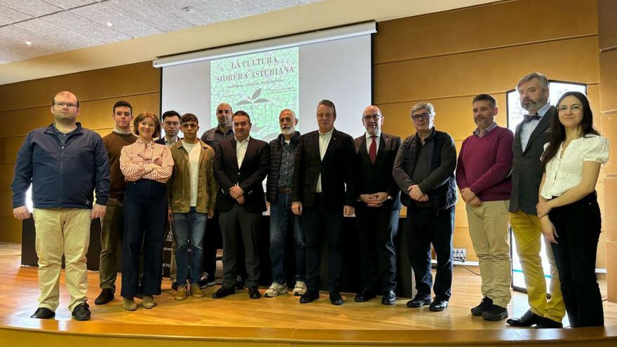 Foto de familia de los ponentes en la jornada de ayer junto al consejero de Medio Rural, Marcelino Marcos Líndez (en el centro) y el decano de la facultad de Filosofía y Letras, Francisco Martín (a su izquierda). | LUISMA MURIAS