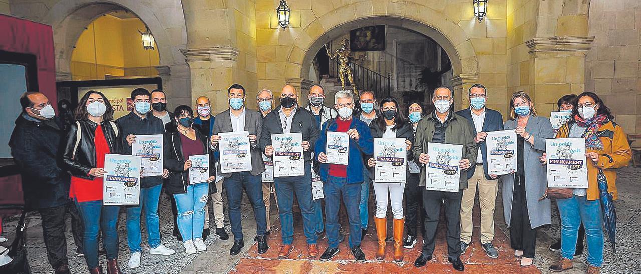 Representantes sindicales, empresariales y políticos, ayer, en el Ayuntamiento de Alicante.