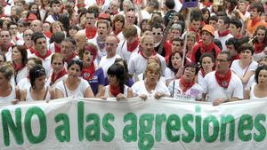 Protesta a Pamplona després de la violació col·lectiva a una jove durant els Sanfermines de l’any passat.
