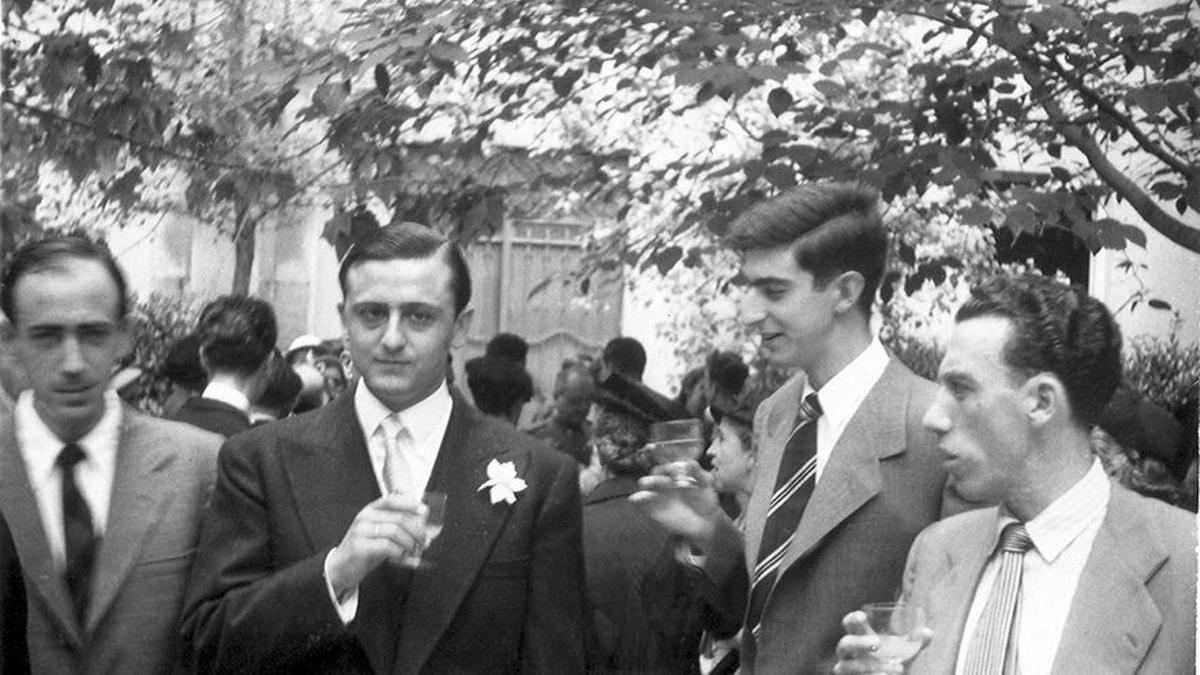 Luis Martín-Santos ( segundo por la izquierda), el día de su boda, junto a su amigo Juan Benet (tercero).